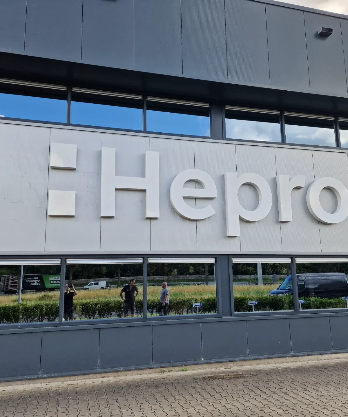 LED Doosletters Gevelreclame - HEPRO Kunststof & Aluminium Kozijnen Professionele LED doosletters installatie voor HEPRO - Hoogwaardige lichtreclame montage door Multimediagroup