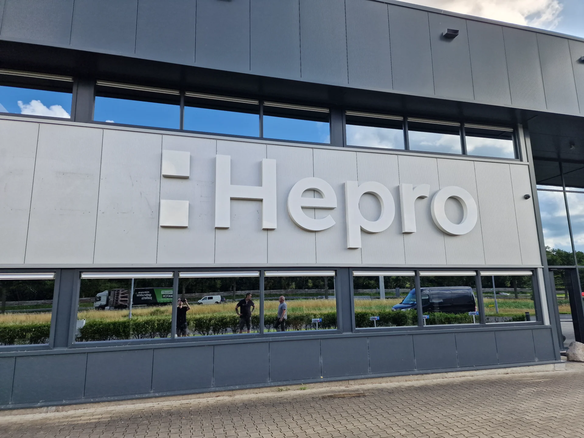 LED Doosletters Gevelreclame - HEPRO Kunststof & Aluminium Kozijnen Professionele LED doosletters installatie voor HEPRO - Hoogwaardige lichtreclame montage door Multimediagroup